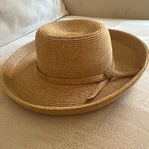 Ladies summer hat. Never been worn. I bought this at a boutique in Charleston.